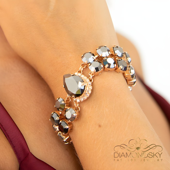 Aproce „Debesu Piliens III (Jet Hematite)“ ar Preciosa® kristāliem