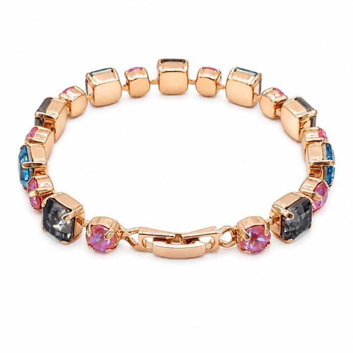 Aproce „Gaismu Deja (Silver Night / Aquamarine / Lotus Pink DeLite)“ ar Swarovski kristāliem