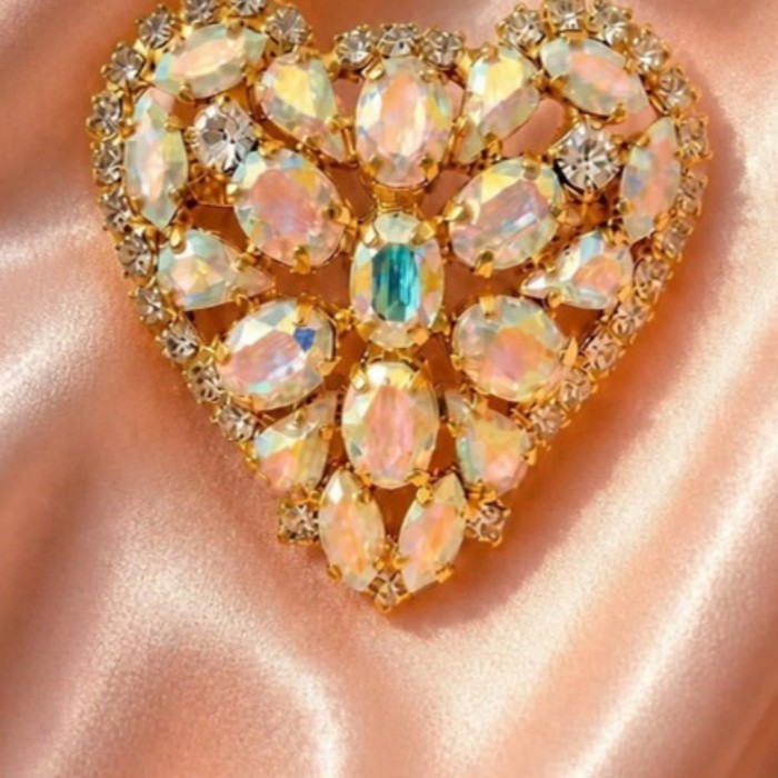 Broša „Kristāla Sirds II (Aurora Borealis)“ ar Swarovski® kristāliem