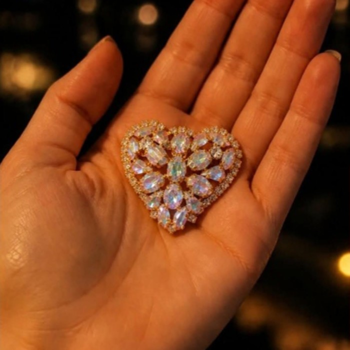 Broša „Kristāla Sirds II (Aurora Borealis)“ ar Swarovski® kristāliem
