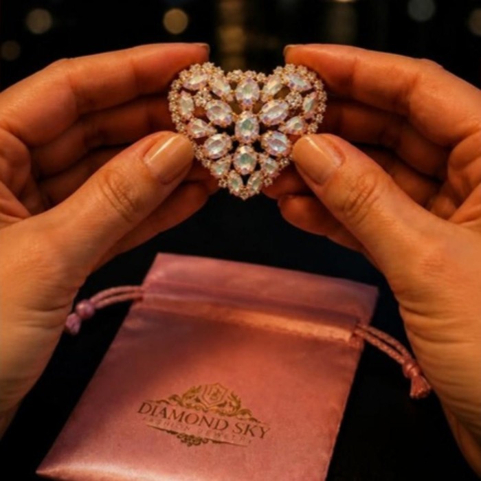 Broša „Kristāla Sirds II (Aurora Borealis)“ ar Swarovski® kristāliem