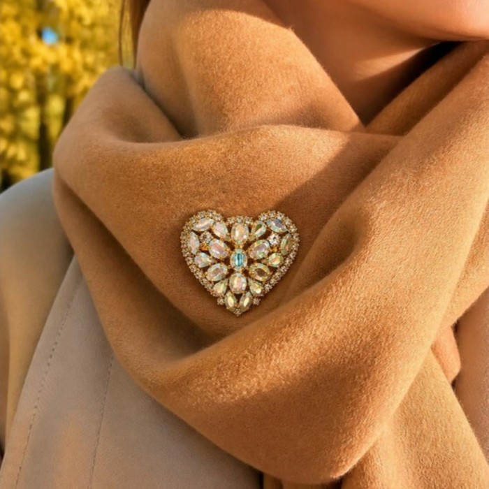 Broša „Kristāla Sirds II (Aurora Borealis)“ ar Swarovski® kristāliem
