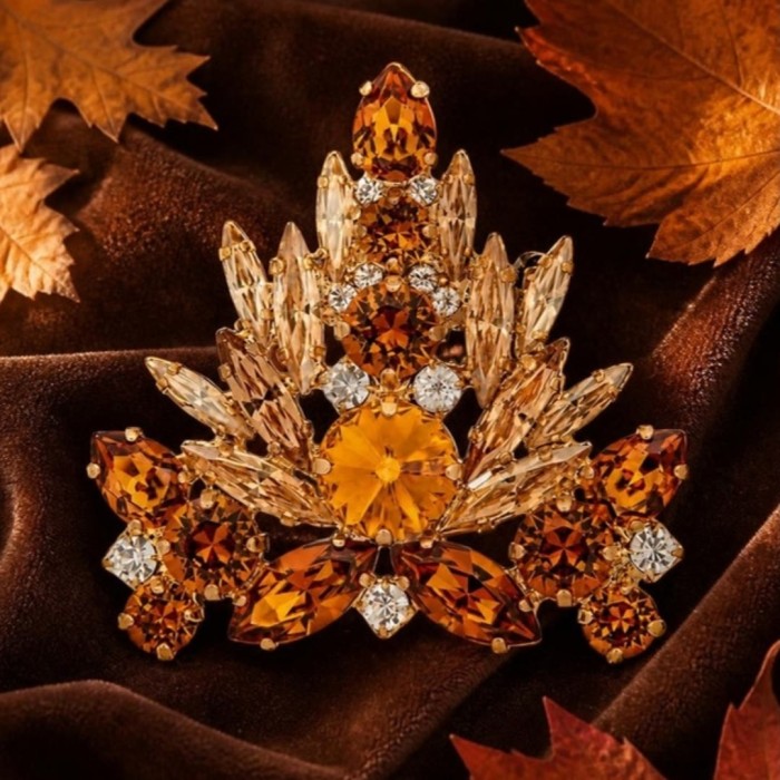 Broša „Kristāla Zars II (Light Amber / Topaz / Golden Shadow)“ ar Swarovski® kristāliem