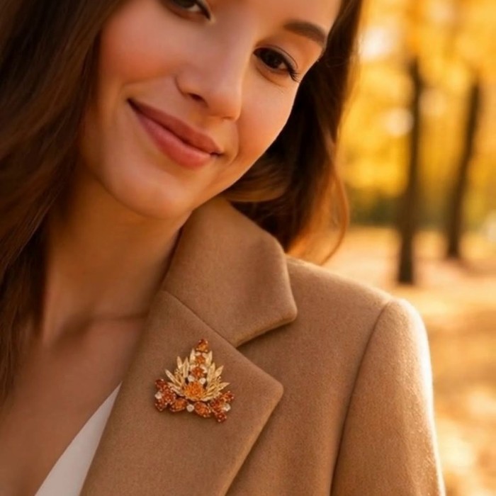 Broša „Kristāla Zars II (Light Amber / Topaz / Golden Shadow)“ ar Swarovski® kristāliem