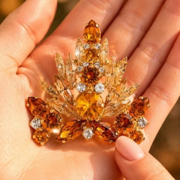 Broša „Kristāla Zars II (Light Amber / Topaz / Golden Shadow)“ ar Swarovski® kristāliem