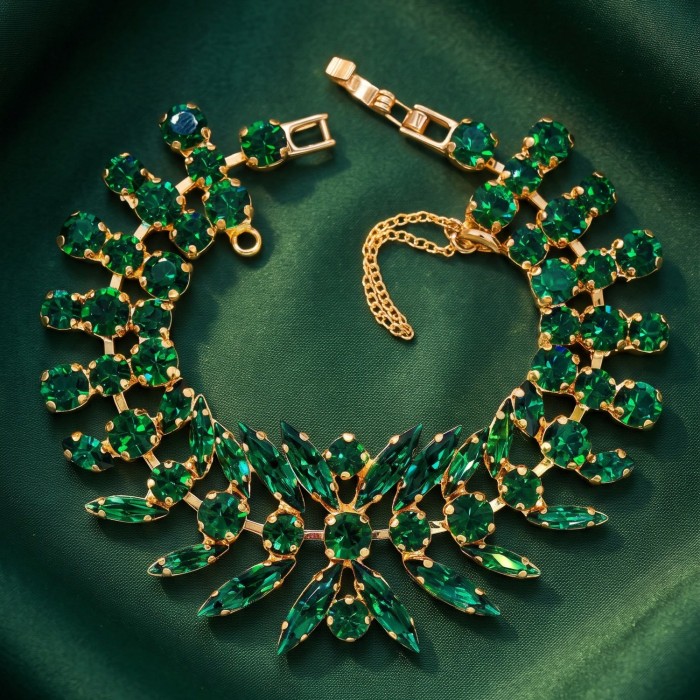 Aproce „Kristāla kārdinājums (Emerald)“ ar Preciosa® kristāliem