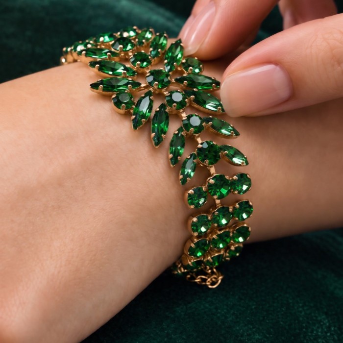 Aproce „Kristāla kārdinājums (Emerald)“ ar Preciosa® kristāliem