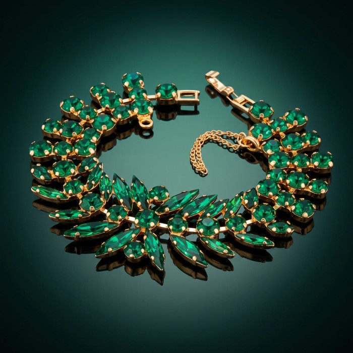 Aproce „Kristāla kārdinājums (Emerald)“ ar Preciosa® kristāliem