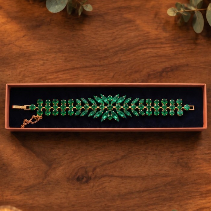 Aproce „Kristāla kārdinājums (Emerald)“ ar Preciosa® kristāliem