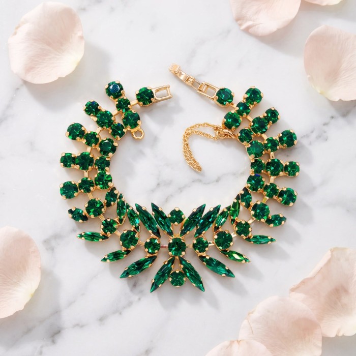 Aproce „Kristāla kārdinājums (Emerald)“ ar Preciosa® kristāliem