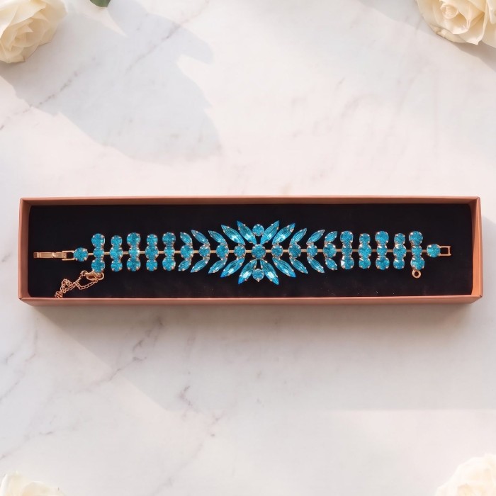 Aproce „Kristāla kārdinājums (Aqua Bohemica)“ ar Preciosa® kristāliem