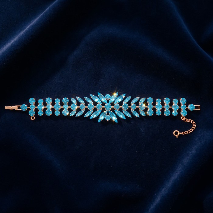 Aproce „Kristāla kārdinājums (Aqua Bohemica)“ ar Preciosa® kristāliem