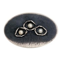 Hopeinen rintakoru helmillä ”Shadow Garden”