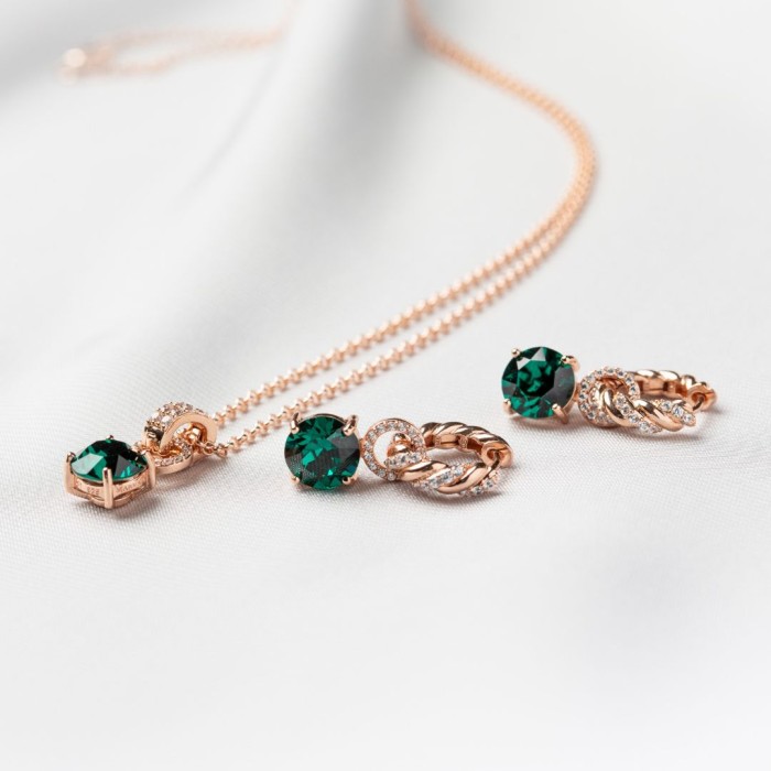 Sidabriniai auskarai „Emerald Dusk (Emerald)“ su Swarovski® kristalais