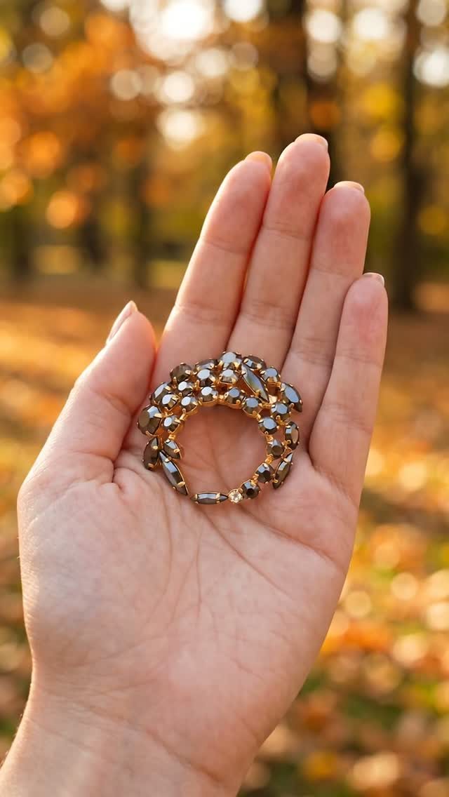 Broša „Kristāla Zars (Jet Hematite)“: ekskluzīvs dizains ar Swarovski® kristāliem tumšā, metāliskā Jet Hematite tonī.