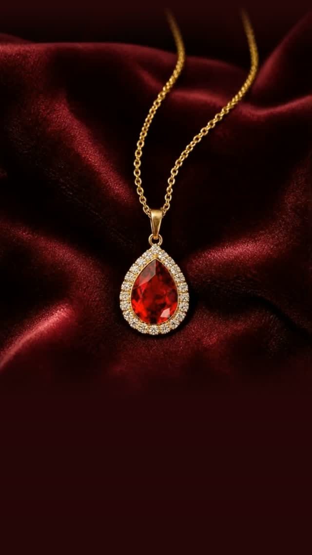 Ideāls vakara akcents: kulons ar sarkanu Swarovski® Light Siam kristālu un 18 karātu zelta pārklājumu.