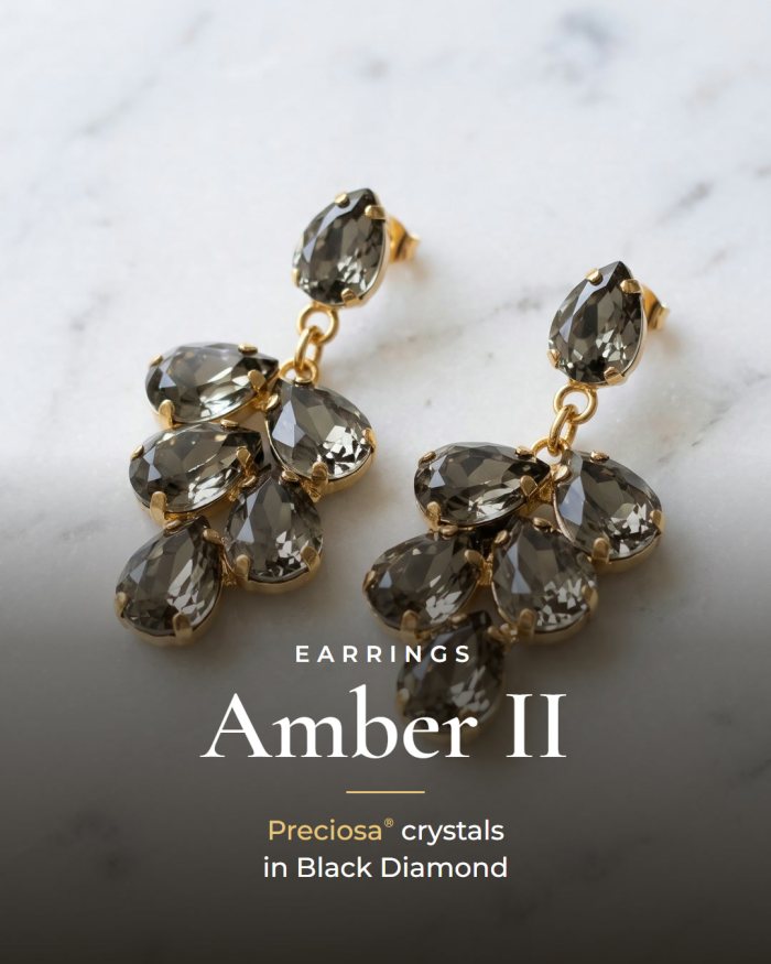Amber II (Black Diamond) zelta piekaramie auskari ar Preciosa® kristāliem dūmakaini pelēkajā Black Diamond tonī.