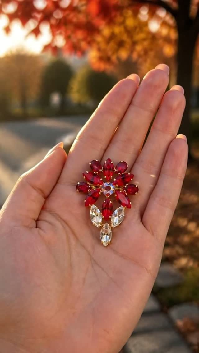 Broša „Mirtele II“: ekskluzīvs dizains ar Swarovski® kristāliem Light Siam un Siam toņos.